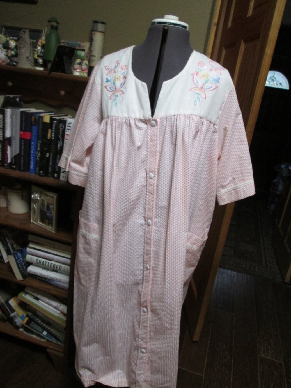 vtg Grannycore seersucker duster robe pink white embroidered top snap front 1 xl